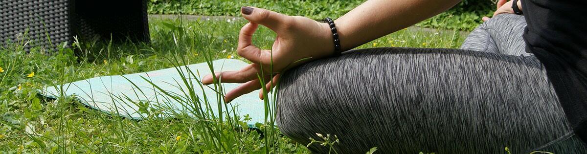 Yogapraktizierende im Sitzen